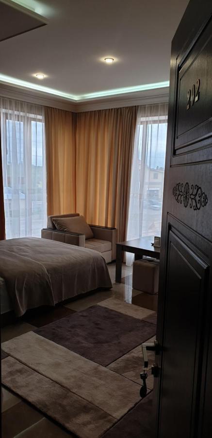 Khrchit Hotel Martuni Exterior photo