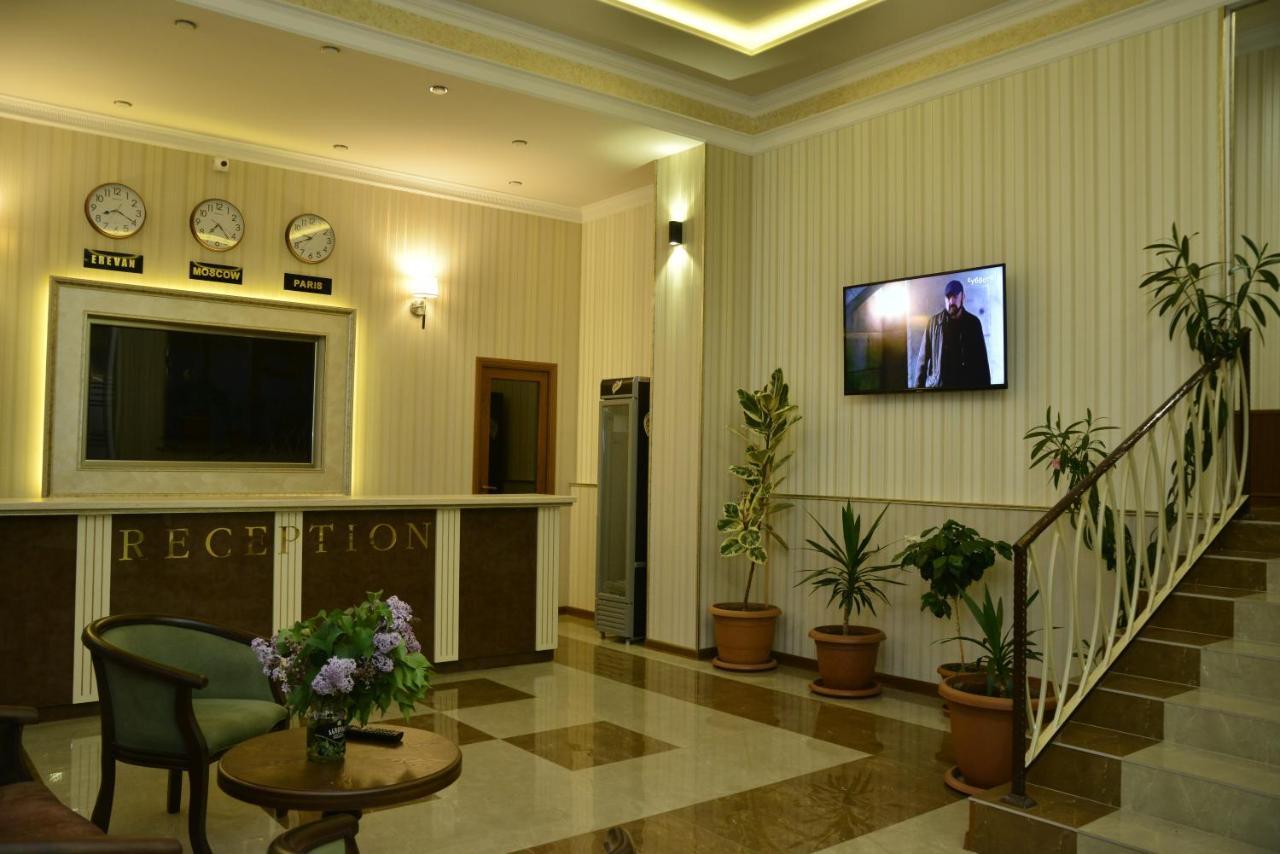 Khrchit Hotel Martuni Exterior photo