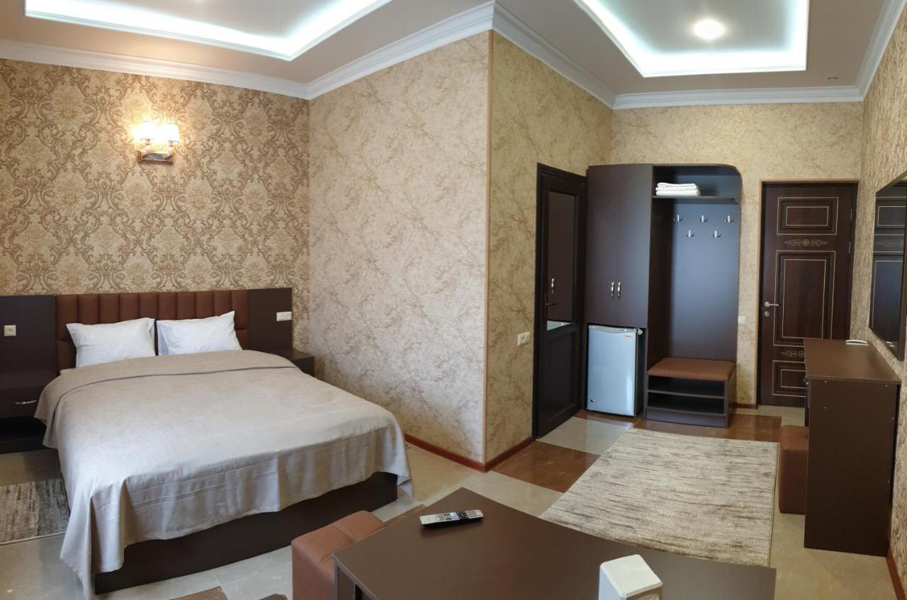Khrchit Hotel Martuni Exterior photo